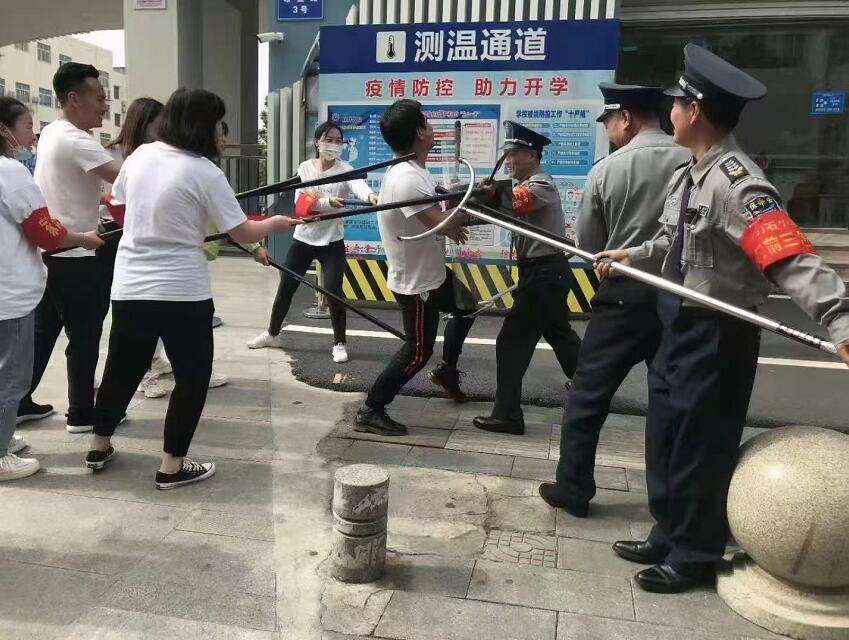 公安分局內(nèi)保大隊(duì)、獵鷹保安公司聯(lián)合開(kāi)展校園反恐防暴演練活動(dòng)