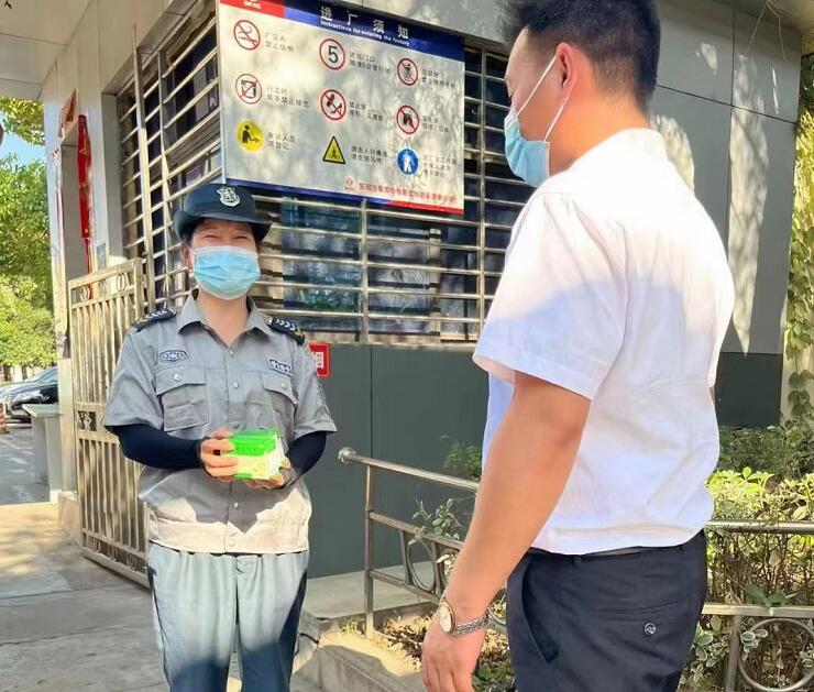 湖北獵鷹保安公司，關(guān)愛隊員，為隊員送去防暑物資